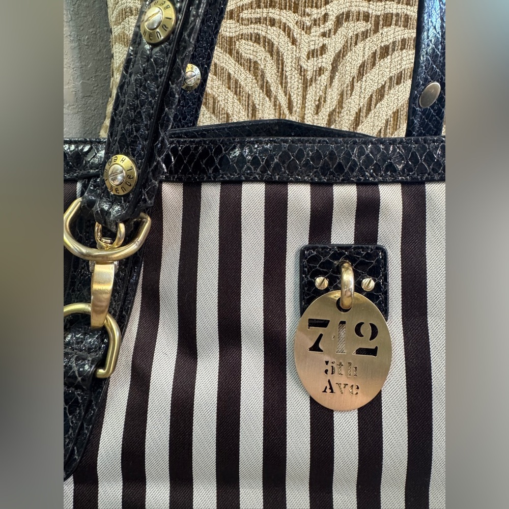Henri Bendel 712 5th Avenue Large Shoulder Bag - Picture 4 of 8
